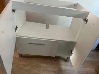 Mueble de baño y espejo con marco mosaico