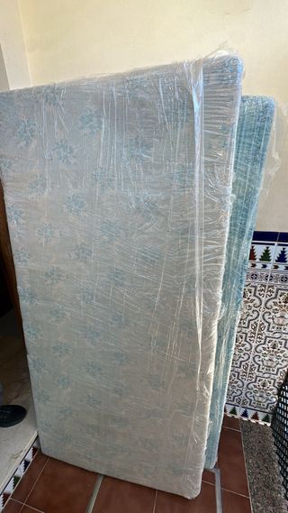 2 Somieres 90x190 con dos colchones de espuma.