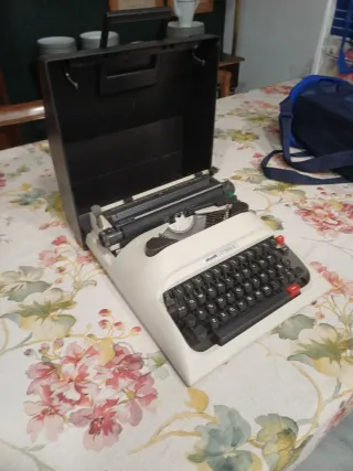 Máquina de escribir Olivetti Lettera 12