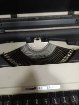 Máquina de escribir Olivetti Lettera 12