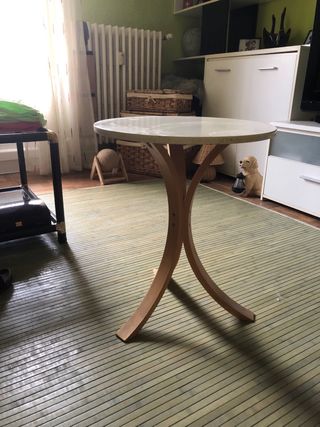 Mesa de madera marrón
