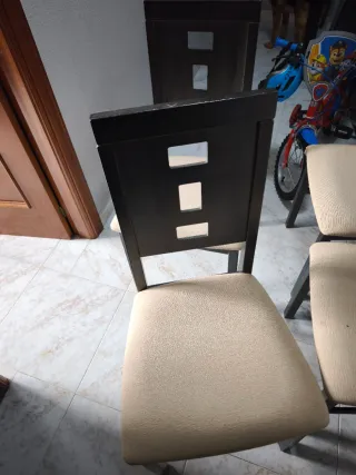 4 sillas. 1 mesa.