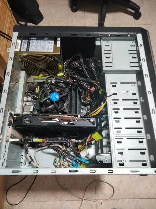 PC Intel i5 8GB RAM Radeon 570 8GB