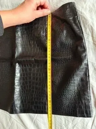 Minigonna nera lucida Mango