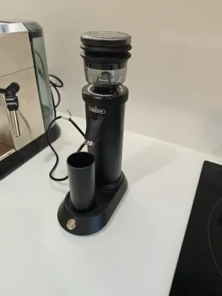 Cafetera DeLonghi Dedica y Molinillo Hibrew