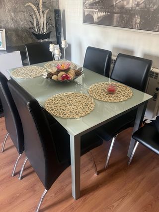 Mesa comedor y 6 sillas polipiel