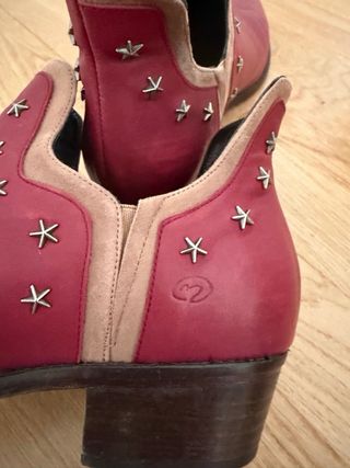 Botines Micuir Burdeos con tachas de estrellas