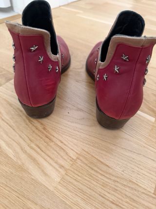 Botines Micuir Burdeos con tachas de estrellas