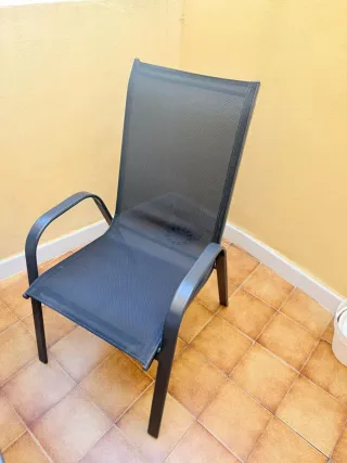 Sillas de jardín negras y grises