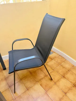 Sillas de jardín negras y grises