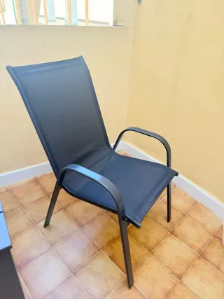 Sillas de jardín negras y grises