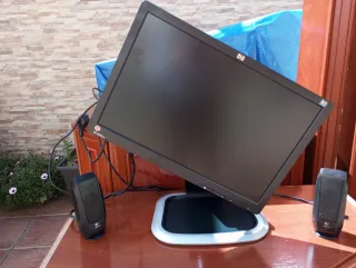 Pantalla HP y Altavoces Logitech Negros