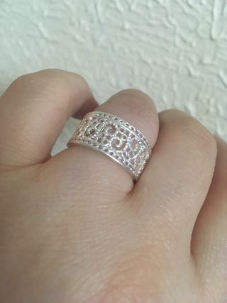 Anillo de plata con diseño calado