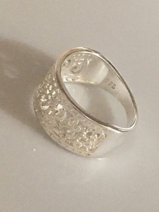 Anillo de plata con diseño calado
