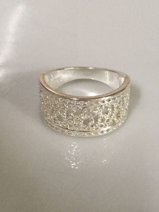 Anillo de plata con diseño calado