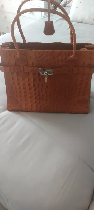 Bolso de piel marrón con candado