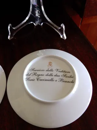 Piatti decorativi con figura donna