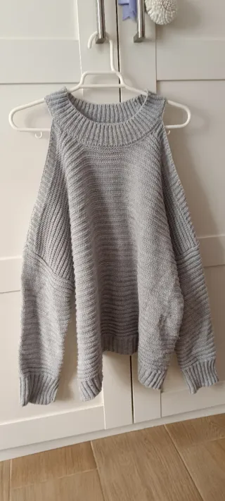 Jersey gris frío hombros descubiertos