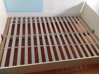 Cama matrimonio blanca.