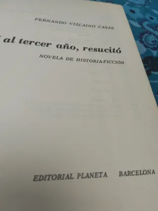 Novela "...y al tercer año, resucitó" de Vizcaíno