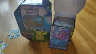 Lote 160 cartas Pokémon + Lata Pikachu y extras!