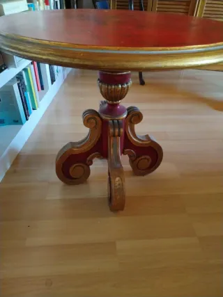 Mesa auxiliar redonda roja y dorada