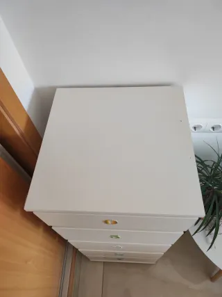 Cómoda blanca con números decorativos