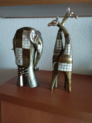 Pareja Figuras Elefante y Jirafas.   15€ las dos.