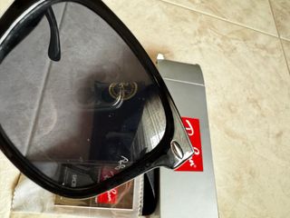 Occhiali Ray-Ban neri mai usati