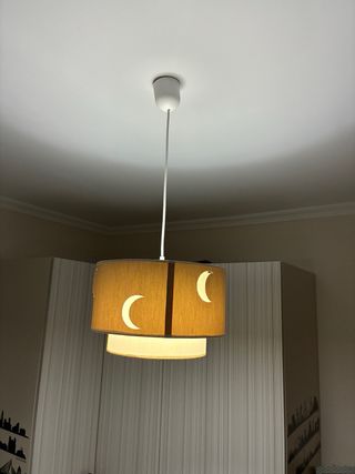 Lámpara de techo beige y blanca