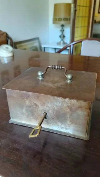 Caja de caudales metálica antigua