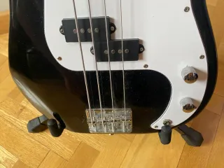 Bajo eléctrico negro + funda