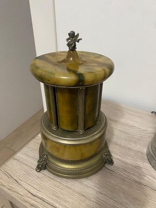 Carillon antico con putto musicista