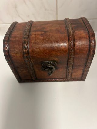 Cofre de madera con cierre metálico