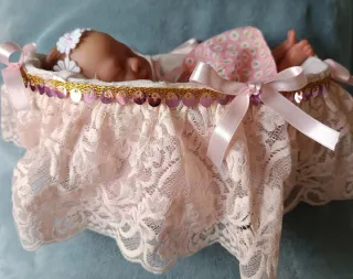 Preciosa bebé  Mini Reborn con cuna y 2 vestidos