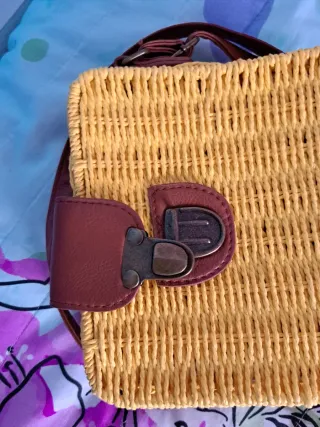 Bolso tejido amarillo con detalles marrones