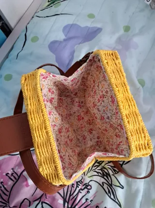 Bolso tejido amarillo con detalles marrones