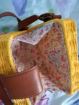 Bolso tejido amarillo con detalles marrones