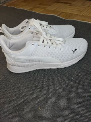 Chanclas Nike Negras i zapatos puma blancas