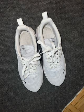 Chanclas Nike Negras i zapatos puma blancas