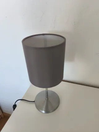 Lámpara de mesa gris y plateada