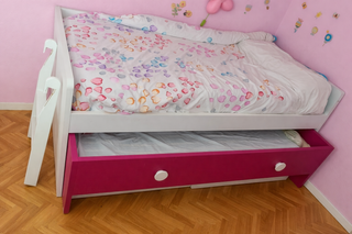 Cama infantil con cama extra y almacenaje