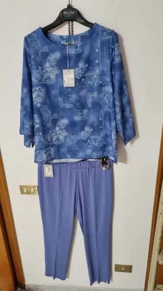 Blusa in viscosa con fantasia bandana