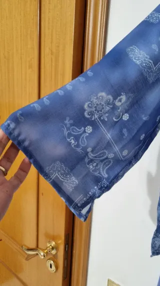 Blusa in viscosa con fantasia bandana