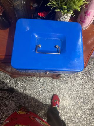 Cassaforte metallica blu con maniglia