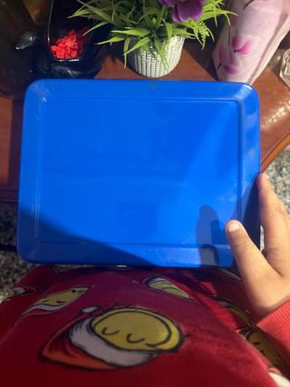 Cassaforte metallica blu con maniglia