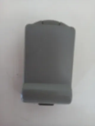 Mando de garaje gris y rojo