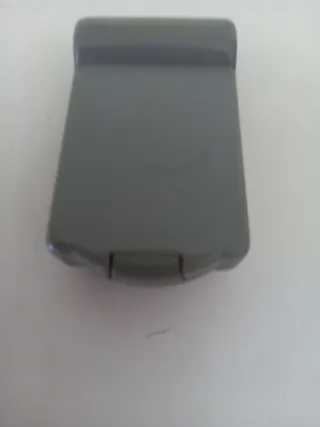 Mando de garaje gris y rojo