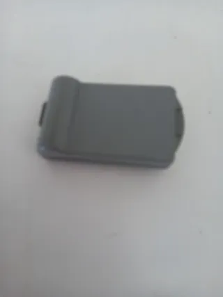 Mando de garaje gris y rojo