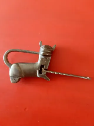 Candado antiguo forma de gato egipcio